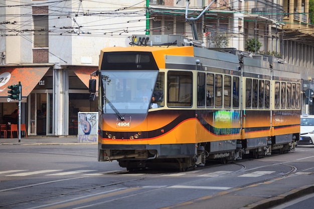 Milan, Italië - 14.08.2018: tram, oude en historische vervoermiddelen in de straten van de stad. Historisch en cultureel erfgoed. Reizen.