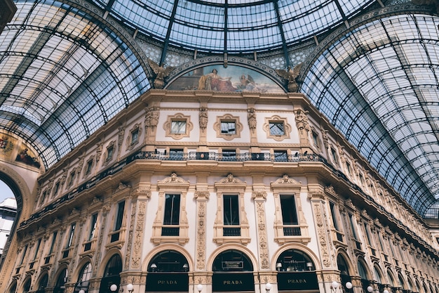 Milan, Italië - 27 juni, 2018: Panoramisch uitzicht op het interieur van de Galleria Vittorio Emanuele Ii. Het is het oudste actieve winkelcentrum van Italië en het belangrijkste herkenningspunt van Milaan op het Piazza del Duomo (Kathedraalplein)