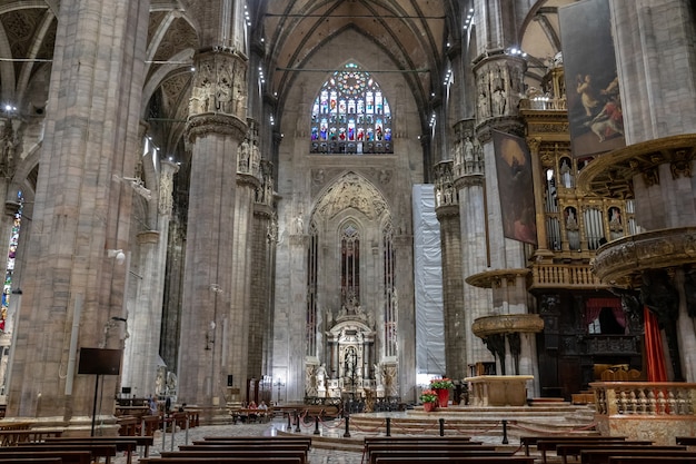 Milan, Italië - 27 juni, 2018: Panoramisch uitzicht op het interieur van de kathedraal van Milaan (Duomo di Milano) is de kathedraal kerk van Milaan. Opgedragen aan de heilige Maria van de Geboorte, is het de zetel van de aartsbisschop van Milaan