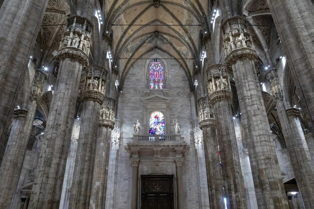 Milan, Italië - 27 juni, 2018: Panoramisch uitzicht op het interieur van de kathedraal van Milaan (Duomo di Milano) is de kathedraal kerk van Milaan. Opgedragen aan de heilige Maria van de Geboorte, is het de zetel van de aartsbisschop van Milaan