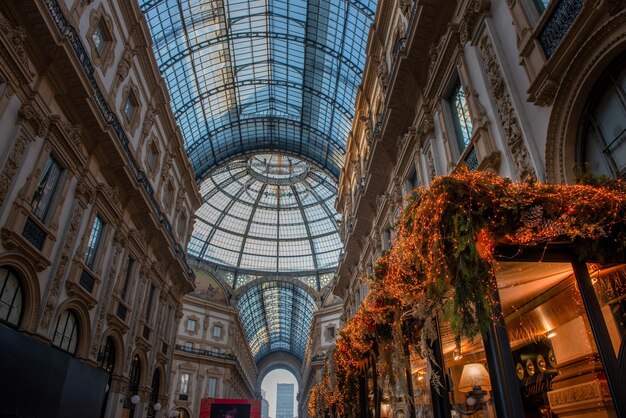 イタリア・ミラノ - 2023年12月6日 - ミラノの中心部にあるコルソ・ギャラリーでクリスマスの装飾が行われる