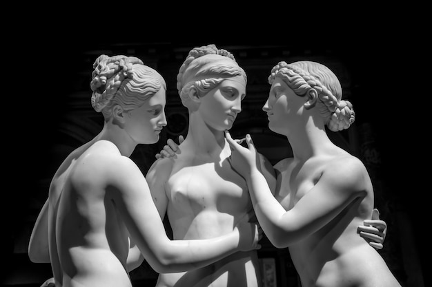 Photo milan, italy - june 2020: bertel thorvaldsenãâ¢ãâãâs statue the three graces. neoclassical sculpture, in marble, of the mythological three charites.