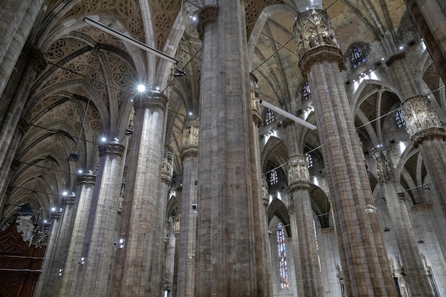 Фото Милан, италия - 27 июня 2018: панорамный вид на интерьер миланского собора (duomo di milano) - кафедрального собора милана. посвященный святой марии рождества христова, он является резиденцией архиепископа милана.