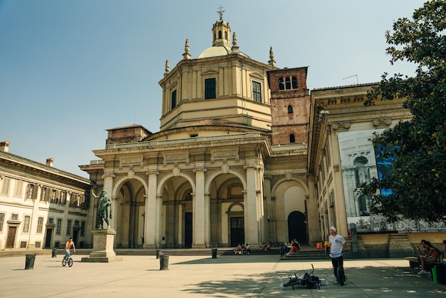 Photo milan italy nov 2021 san lorenzo maggiore basilica in milan city in italy