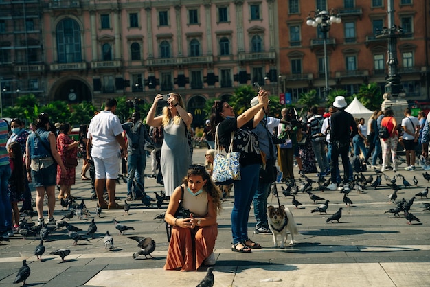 Photo milan nov 2021 tourists visit piazza duomo in milan italy