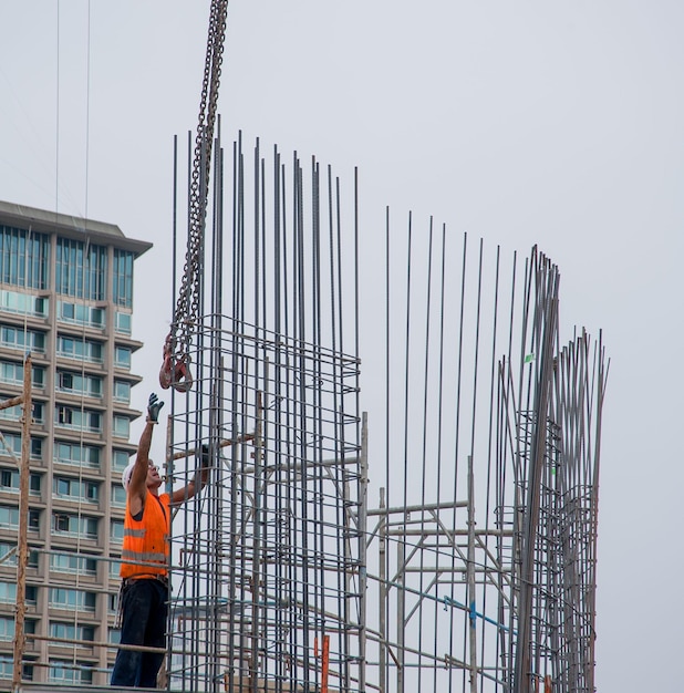 MilanI Italyr 2014 Worker bereidt zich voor op gewapend beton