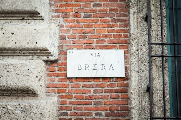 イタリア、ミラノ。有名なブレアラ地区の道路標識、芸術家や美術館の場所