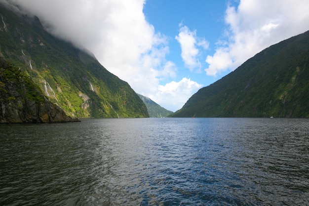 Milford Sound-fjord in het zuidwesten van het Zuidereiland van Nieuw-Zeeland in het Fiordland National Park