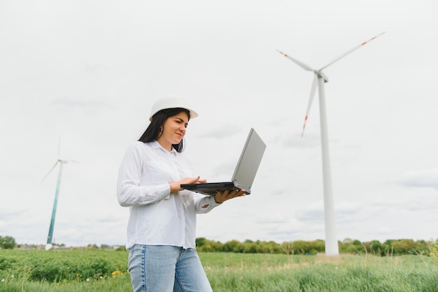 Milieu-ingenieur met een laptop bij windpark