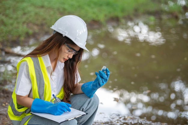 Milieu-ingenieurs inspecteren de waterkwaliteitBreng water naar het laboratorium om te testenControleer het mineraalgehalte in water en bodemControleer op verontreinigingen in waterbronnen