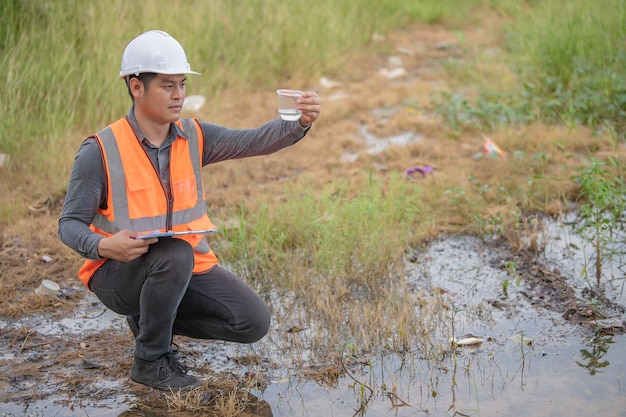 Milieu-ingenieurs inspecteren de waterkwaliteitBreng water naar het laboratorium om te testenControleer het mineraalgehalte in water en bodemControleer op verontreinigingen in waterbronnen