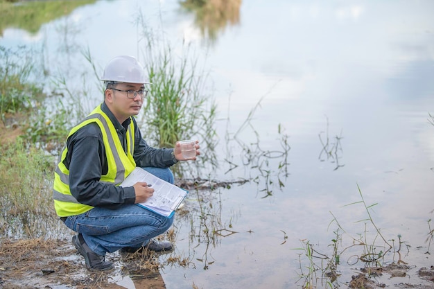 Milieu-ingenieurs inspecteren de waterkwaliteitBreng water naar het laboratorium om te testenControleer het mineraalgehalte in water en bodemControleer op verontreinigingen in waterbronnen