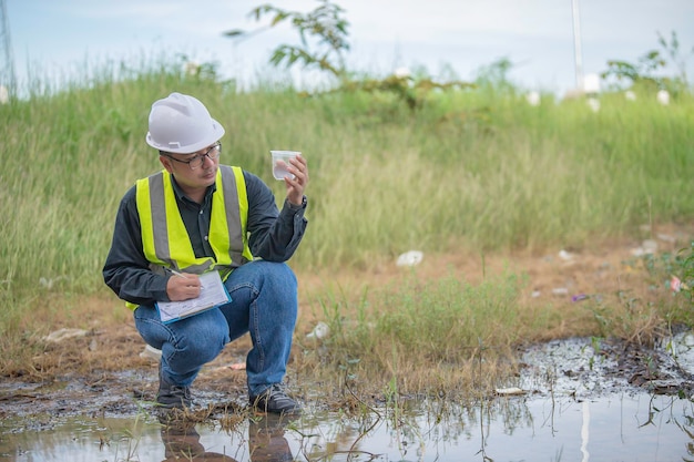 Milieu-ingenieurs inspecteren de waterkwaliteitBreng water naar het laboratorium om te testenControleer het mineraalgehalte in water en bodemControleer op verontreinigingen in waterbronnen