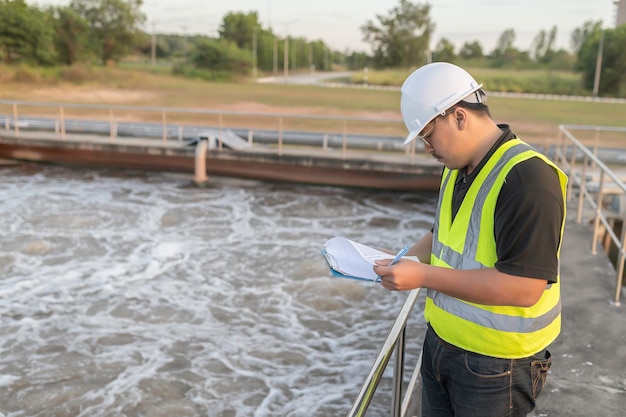 Milieu-ingenieurs werken bij afvalwaterzuiveringsinstallaties