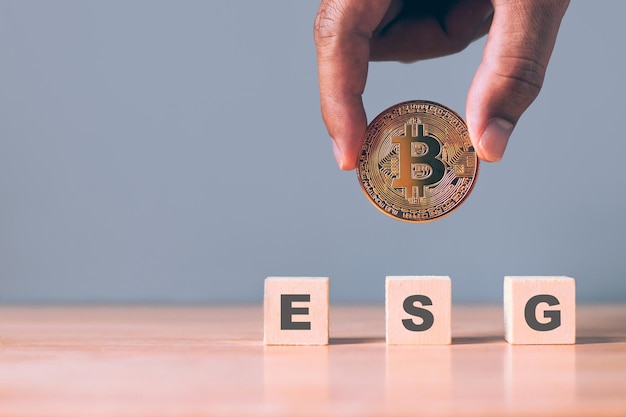 Milieu, sociaal en bestuur Hernieuwbare cryptovaluta Mijnbouw gouden bitcoin en ESG-letters op houtblok