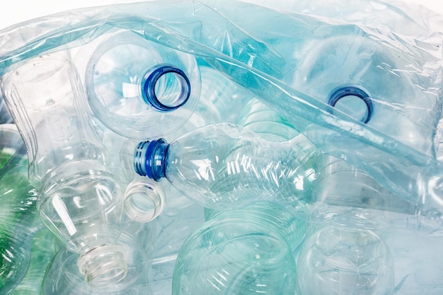 Milieubehoud concept lege plastic flessen klaar voor recycling in een vuilniszak