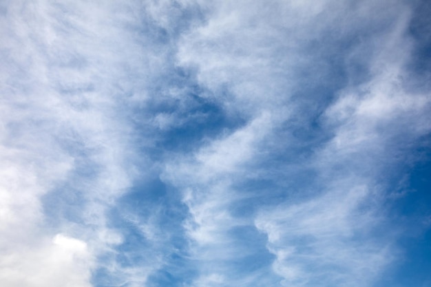 Milieubeschermingsconcept: abstracte witte wolk en blauwe lucht