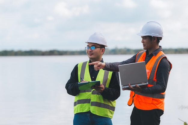 Milieutechnici werken bij afvalwaterzuiveringsinstallatiesWatervoorzieningstechniek werken bij Waterrecyclinginstallatie voor hergebruikTechnici en ingenieurs bespreken samenwerking