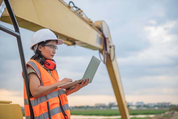 Milieutechnici werken in de wateropslaginstallatie controleren de pH van het water controleren de kwaliteit van het water