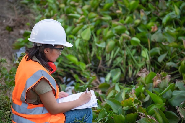 Milieutechnici werken in de wateropslaginstallatie controleren de pH van het water controleren de kwaliteit van het water