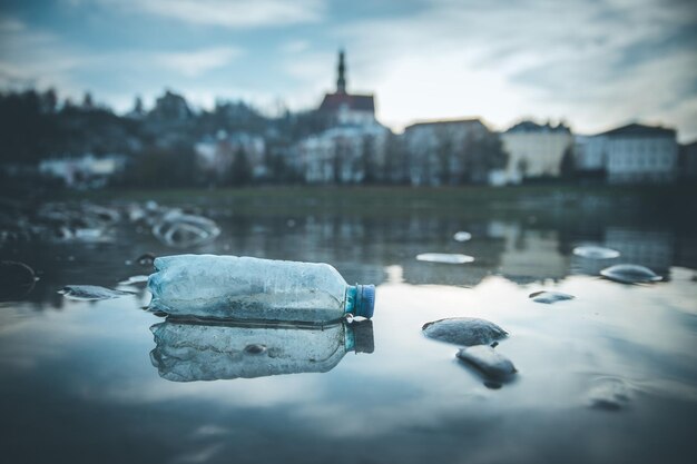 Milieuvervuiling plastic fles op het strand stedelijke stad