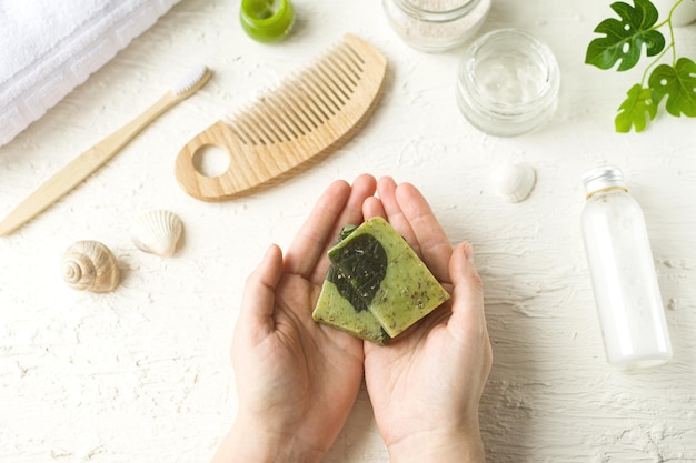 Milieuvriendelijk cosmetisch product Natuurlijke zeep met toevoeging van oliën aloë-vitamines in handen van de vrouw