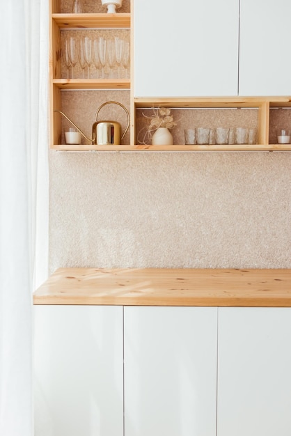 Milieuvriendelijk keukenontwerp Witte kasten en open houten planken met glazen
