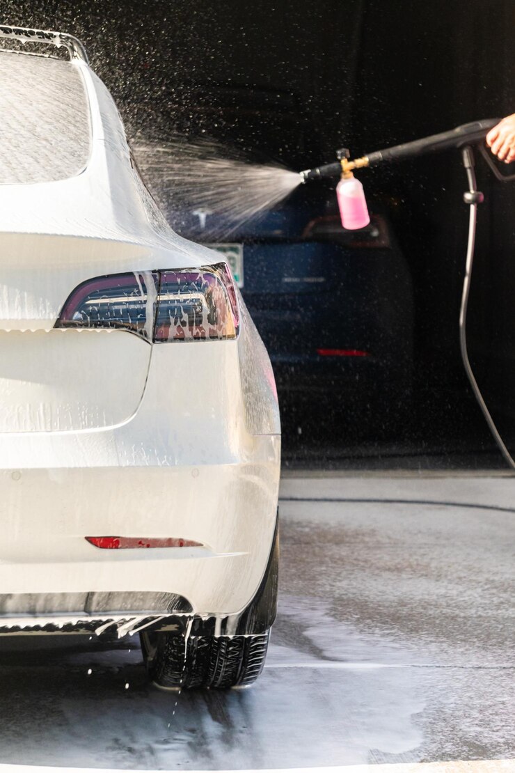 Milieuvriendelijk schoonmaken het wassen van een elektrische auto thuis