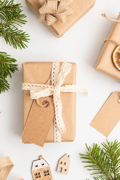 Milieuvriendelijke alternatieve groene kerstcadeaus omwikkeld met gerecycled knutselpapier