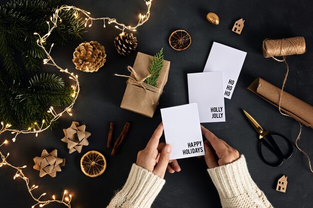 Milieuvriendelijke alternatieve groene kerstcadeaus omwikkeld met gerecycled knutselpapier