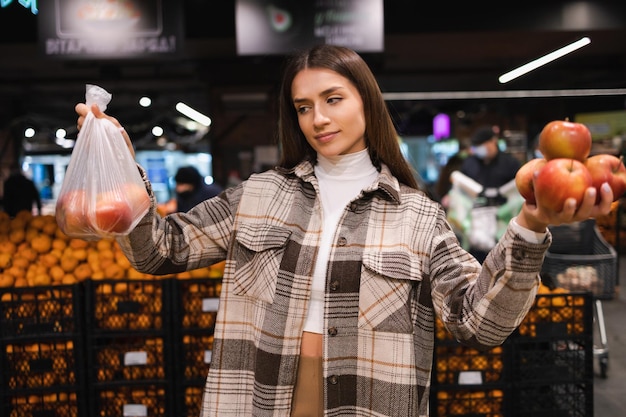 Milieuvriendelijke vrouw koopt appels in de supermarkt