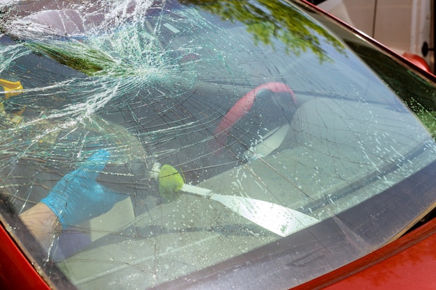 Militair die voorruit van een auto verwijderde, crashte een auto in dienst