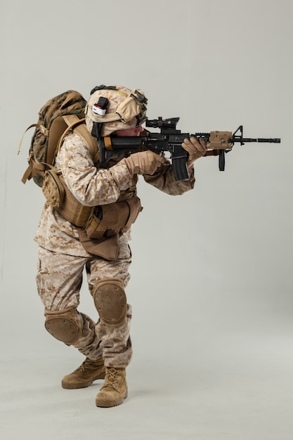 Militair in het geweer van de camouflageholding