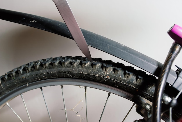 Militair repareren van een fietsband met gereedschap, close-up foto