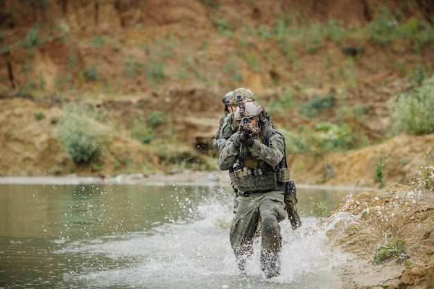 Militair team steekt de rivier over onder vuur