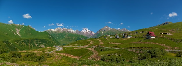 Militaire Georgische weg tegen de achtergrond van groene bergen. Georgische militaire weg.