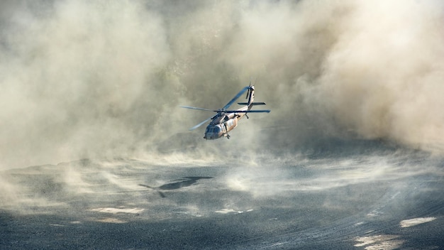 Militaire helikopter landen of opstijgen in dramatische stofwolken