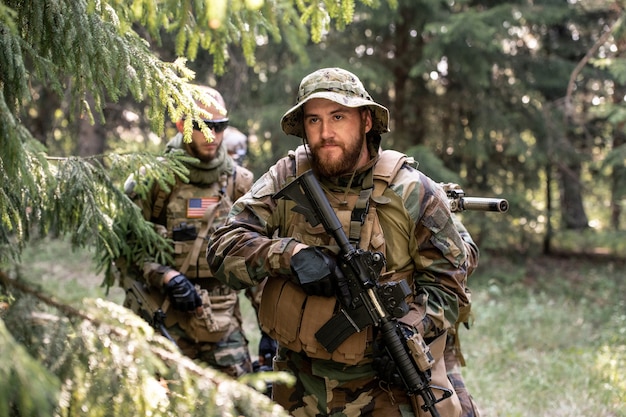 Militaire leider die door de richtkijker kijkt en zijn team voorbereidt op de aanval