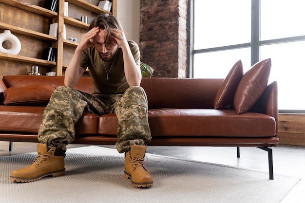 Foto militaire man die lijdt aan ptsd