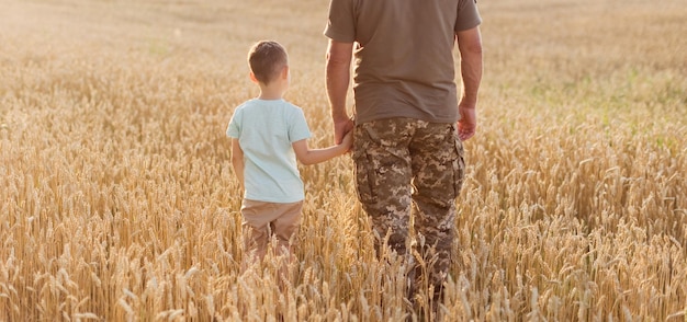 Militaire man en kind hand in hand