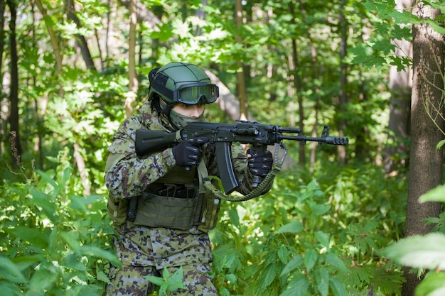 Militaire man in het bos met een machinegeweer. Het leger voorbereiden op vijandelijkheden