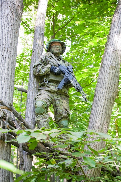 Militaire man in het bos met een machinegeweer. Training en opleiding van soldaten