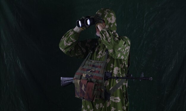 militaire parachutist op een groene achtergrond