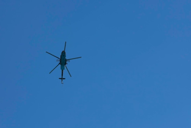 Militaire Russische helikopter vliegt in de lucht Onderaanzicht