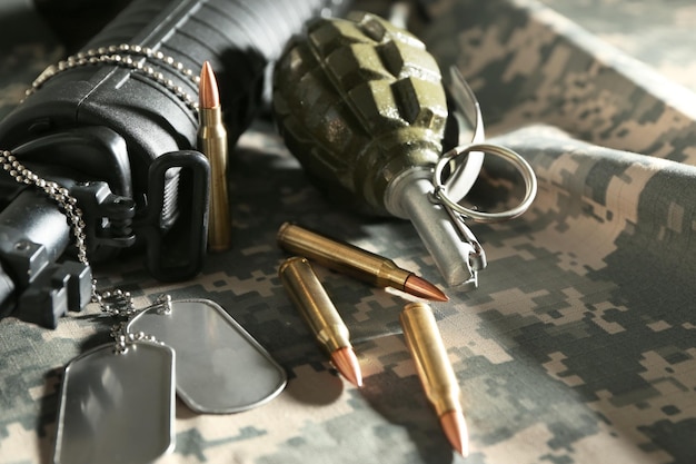 Foto militaire set op camouflagekleding