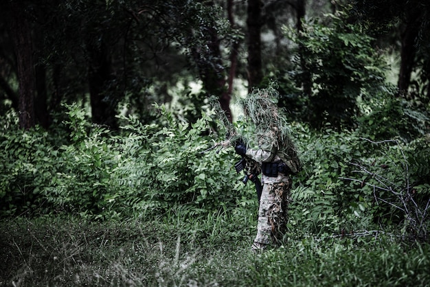 Militaire sluipschutter houdt wapen vast