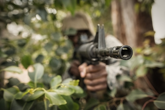 Militaire soldaat bewaken met een geweer in laarskamp