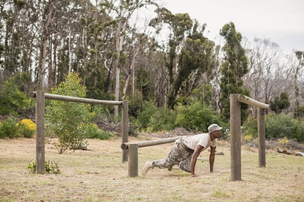 Militaire soldaat training op fitness-parcours op laarskamp