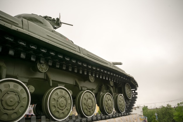 Militaire tank in de stad