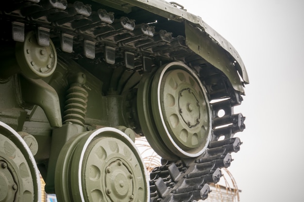 Militaire tank in de stad